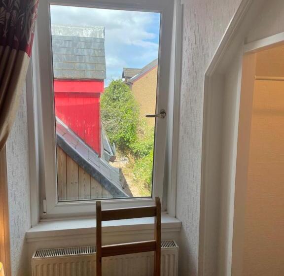 标准单人间, Strathallan B&b