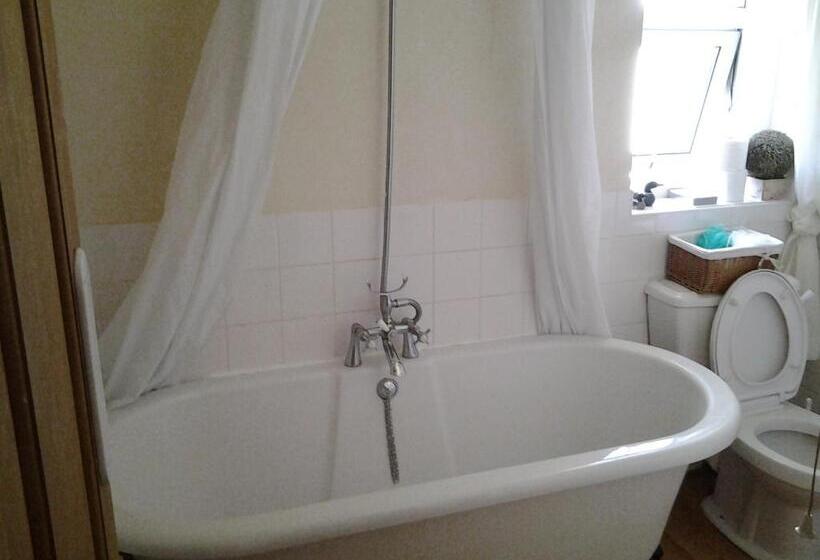 غرفة عائلية, No. 9 Guest House