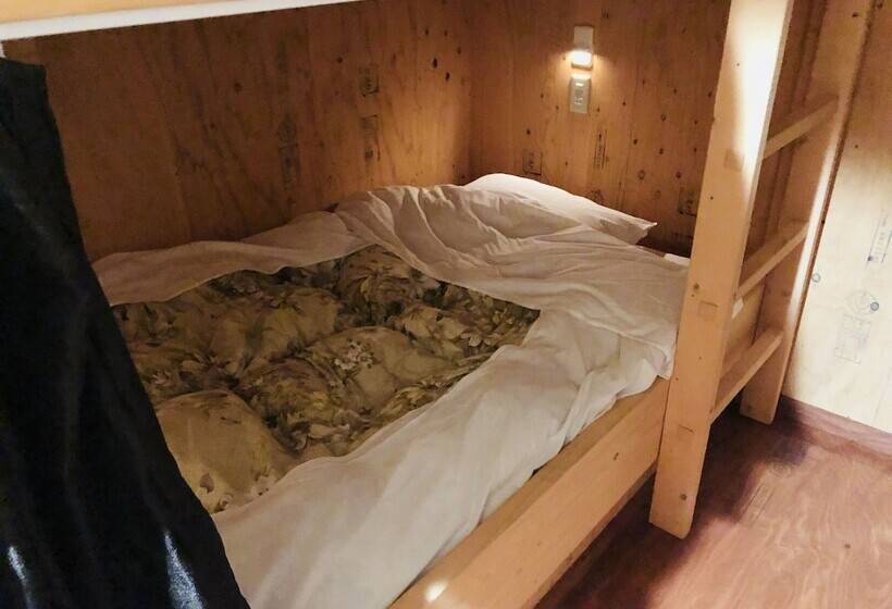 Кровать в Общей Комнате, Guesthouse Otaru Wanokaze
