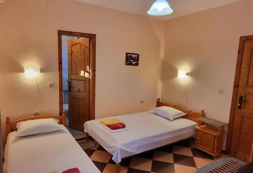 Номер Стандарт Трехместный, Amfora Guest House
