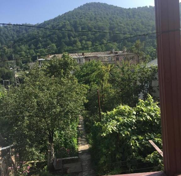 جناح مطلّ علي الجبل, Areguni Guest House