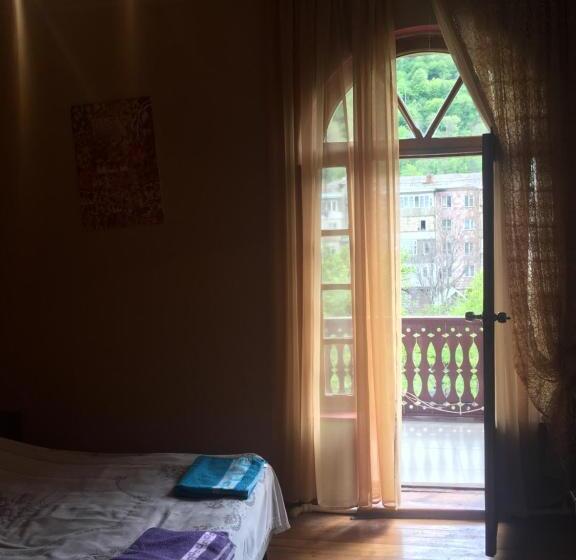جناح مطلّ علي الجبل, Areguni Guest House