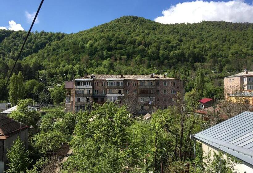 جناح مطلّ علي الجبل, Areguni Guest House