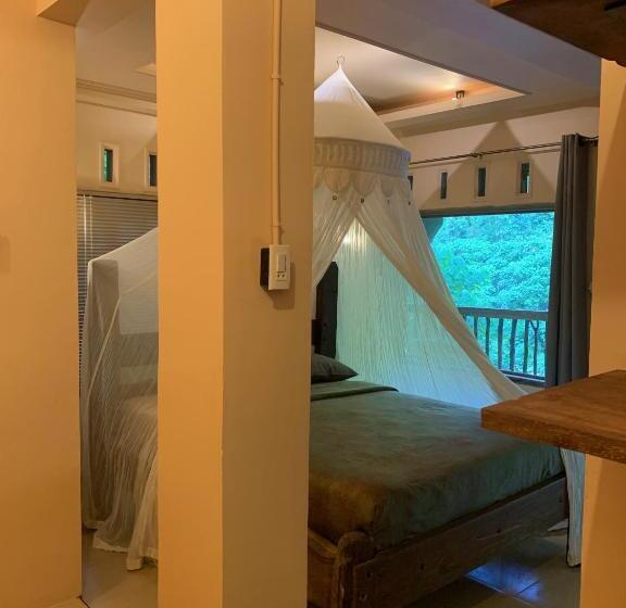 اتاق لوکس با بالکن, Kupu Kupu Garden Guest House & Cafe