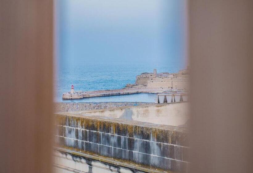 استودیو استاندارد با چشم‌انداز دریا, Valletta Kursara Port View