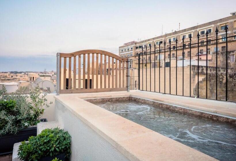 استودیو استاندارد با چشم‌انداز دریا, Valletta Kursara Port View