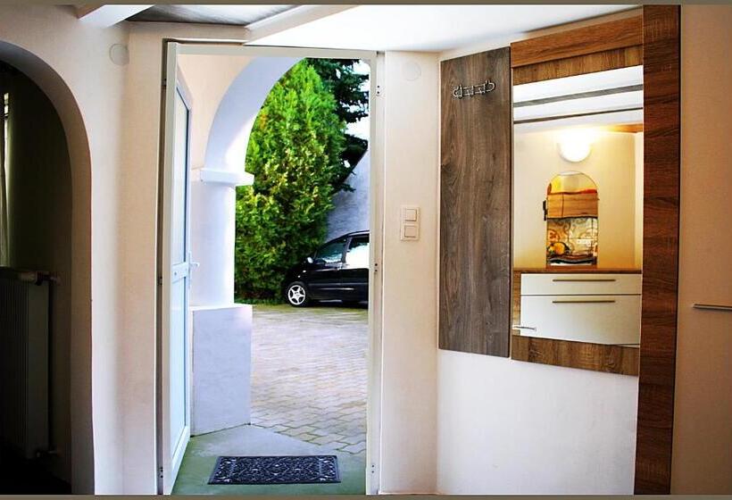 اتاق استاندارد با تراس, White & Quiet Apartment House