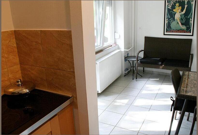 اتاق استاندارد چهار تخته, White & Quiet Apartment House