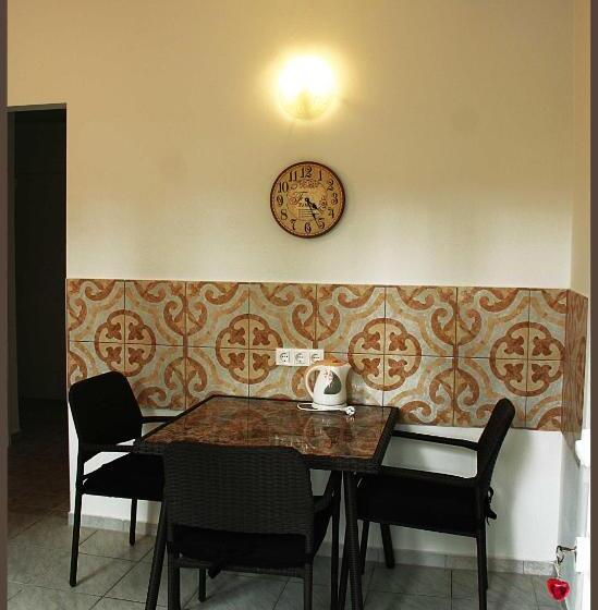 اتاق استاندارد چهار تخته, White & Quiet Apartment House