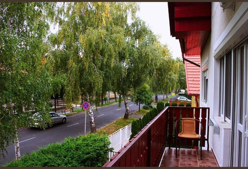 اتاق استاندارد چهار تخته, White & Quiet Apartment House