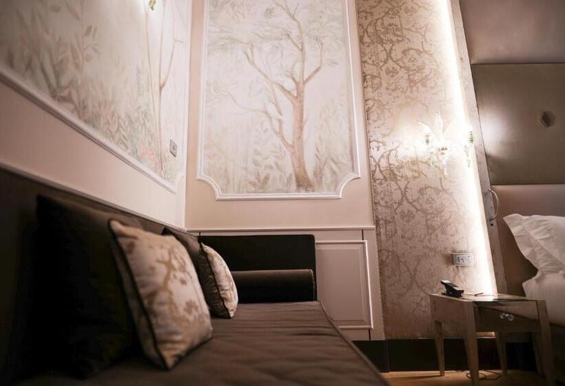 سوئیت جونیور پریمیوم, Santa Croce Boutique