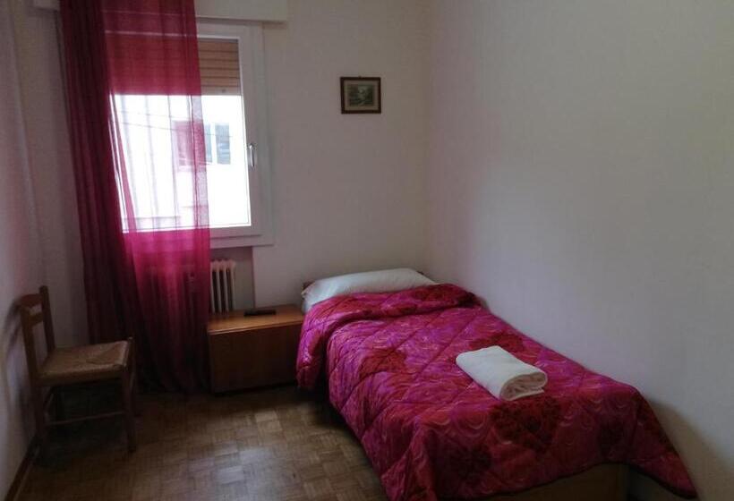 标准单人间共用浴室, Venice Holiday