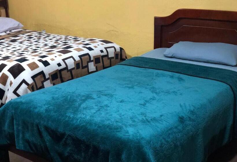 חדר סטנדרטי לארבעה עם חדר אמבטיה משותף, Hostal Pachamama Lodge