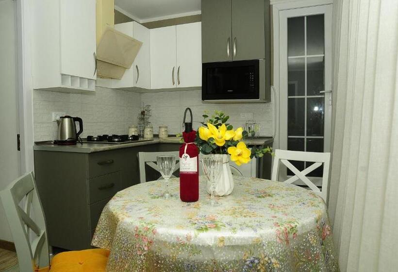 سوییت خانوادگی, Erik's Guest House