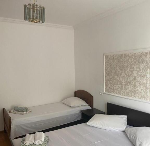 标准三人间, Badu Guest House