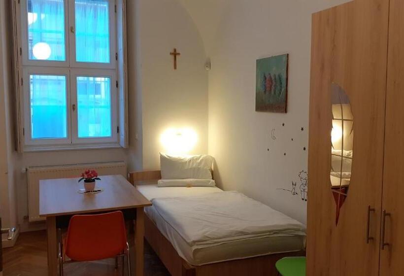 Номер Стандарт Трехместный, Ciszterci Szállás Pécs