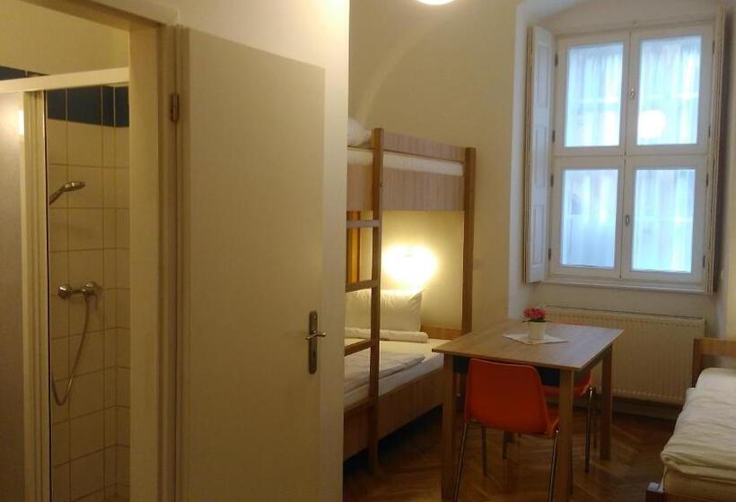 Номер Стандарт Трехместный, Ciszterci Szállás Pécs