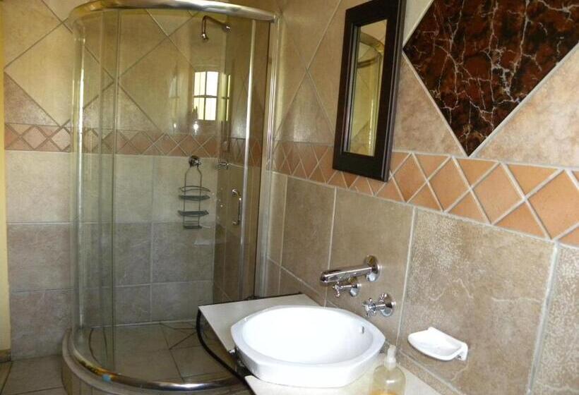 Номер Deluxe с Балконом, Thatch Haven Guesthouse