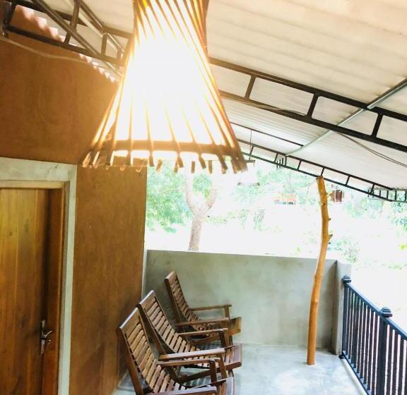 سوئیت جونیور خانوادگی, The Summer Corridor   Kataragama