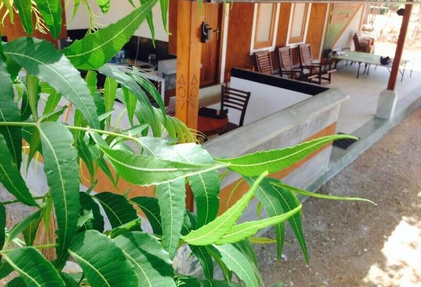 سوئیت جونیور با چشم‌انداز باغ, The Summer Corridor   Kataragama