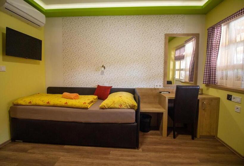Номер Стандарт с Террасой, Radics Panzió étterem és Pihenő Központ