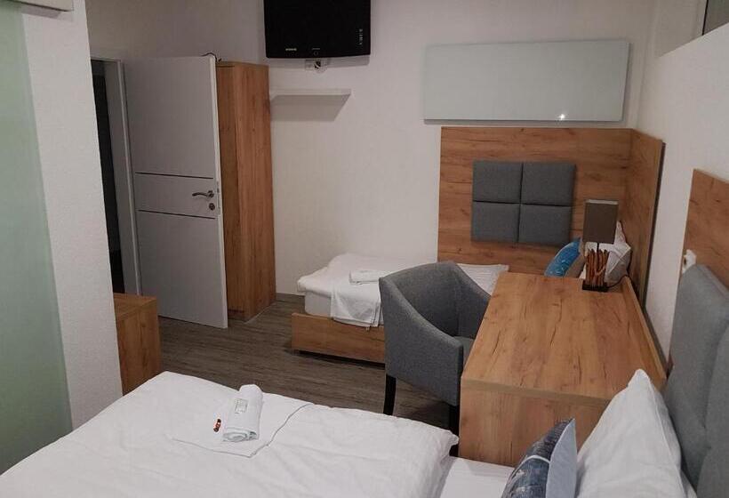 اتاق استاندارد سه نفره, Pension Central Semmering