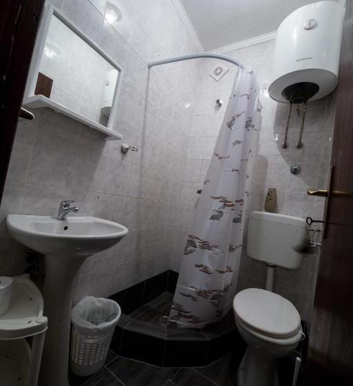 اتاق استاندارد سه تخته با سرویس بهداشتی مشترک, Apartments Pavićević