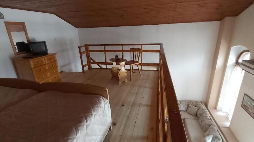 استودیوی استاندارد, Citadel Guest House