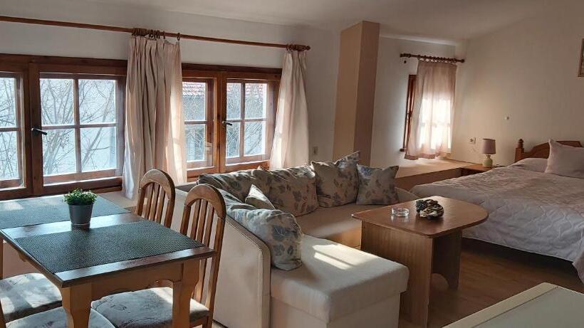 استودیوی استاندارد, Citadel Guest House