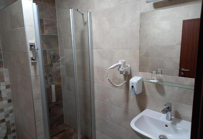 Номер Стандарт, Penzion A Restaurace U Hroznu