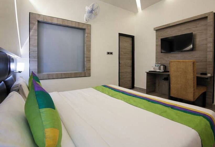 اتاق لوکس, Treebo Punjabi Nature Residency, Near Faridabad Railway Station