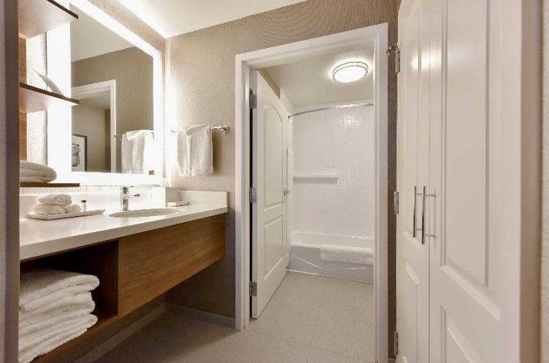 Люкс Кровать Кинг, Staybridge Suites Waterloo  St. Jacobs Area