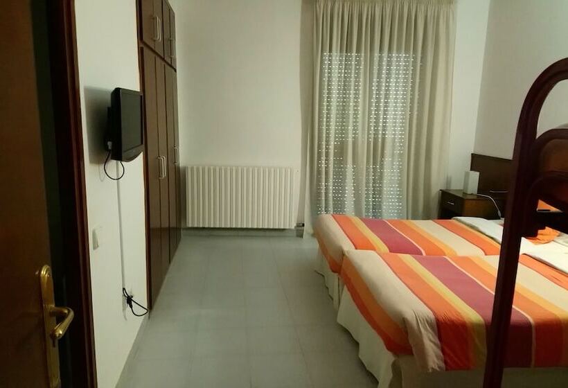 Четырехместный Номер Стандарт, Hostal Les Collades