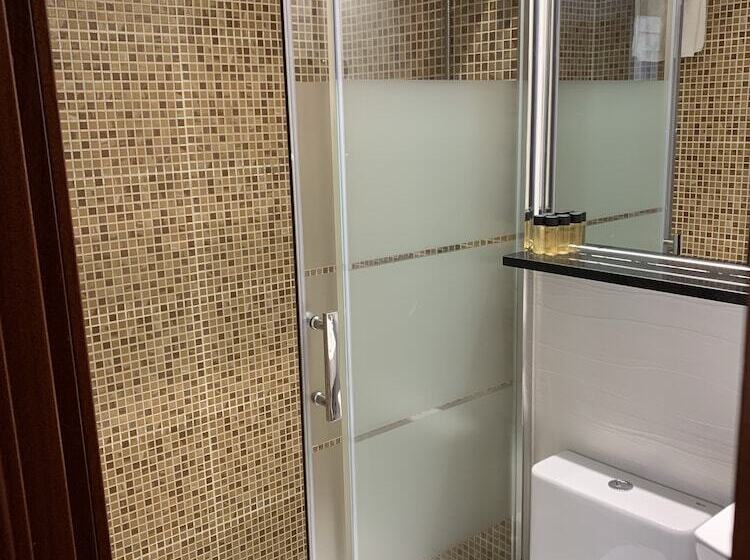 Habitación Triple Estándar, Hostal Castilla I Atocha