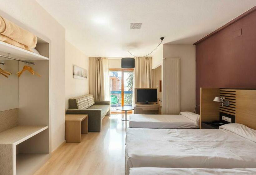 اتاق استاندارد سه نفره, Oroel Hotel & Spa