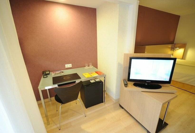اتاق استاندارد سه نفره, Oroel Hotel & Spa