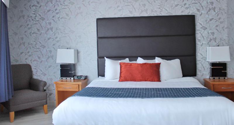 带大床的套房, Best Western Plus Regency Inn And Conference Centre