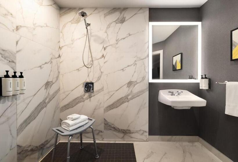 身障者適用キングサイズベッドルーム, Crowne Plaza Saint John Harbour View, An Ihg