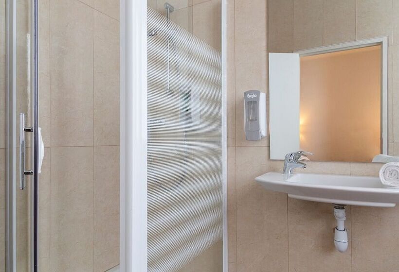 Четырехместный Номер Стандарт, The Originals City, Hôtel Astoria Vatican, Lourdes