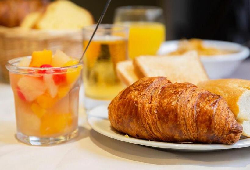 Номер Стандарт Трехместный, The Originals City, Hôtel Astoria Vatican, Lourdes