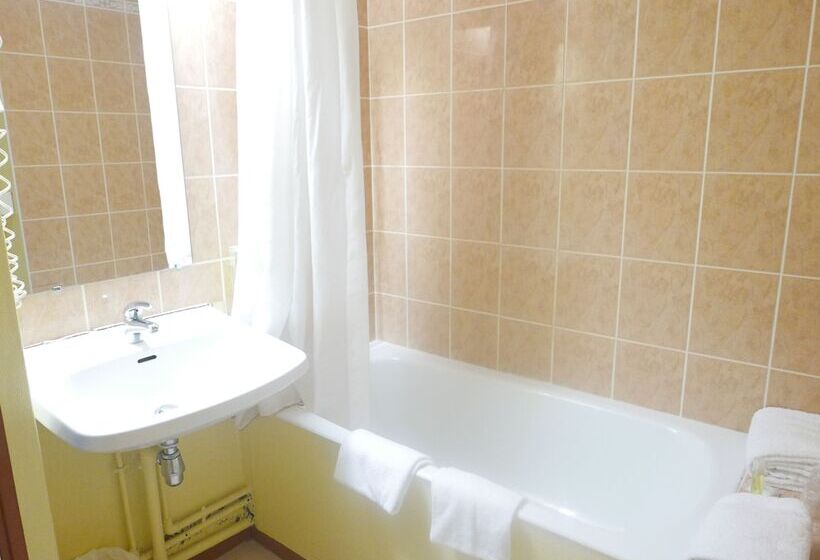 Четырехместный Номер Стандарт, Brit Hotel Poitiers Beaulieu