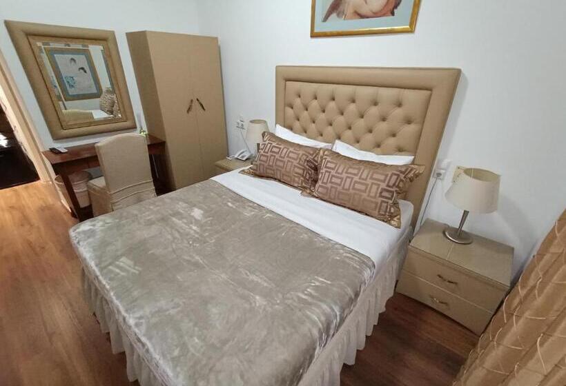Номер Стандарт, Queens Leriotis