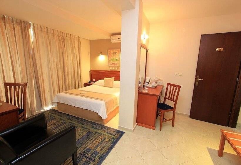 Номер Executive, Triton Hotel Piraeus