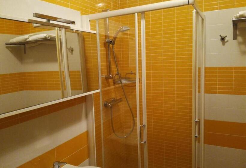 غرفة قياسية ثلاثية, Albergo Girasole Frontemare