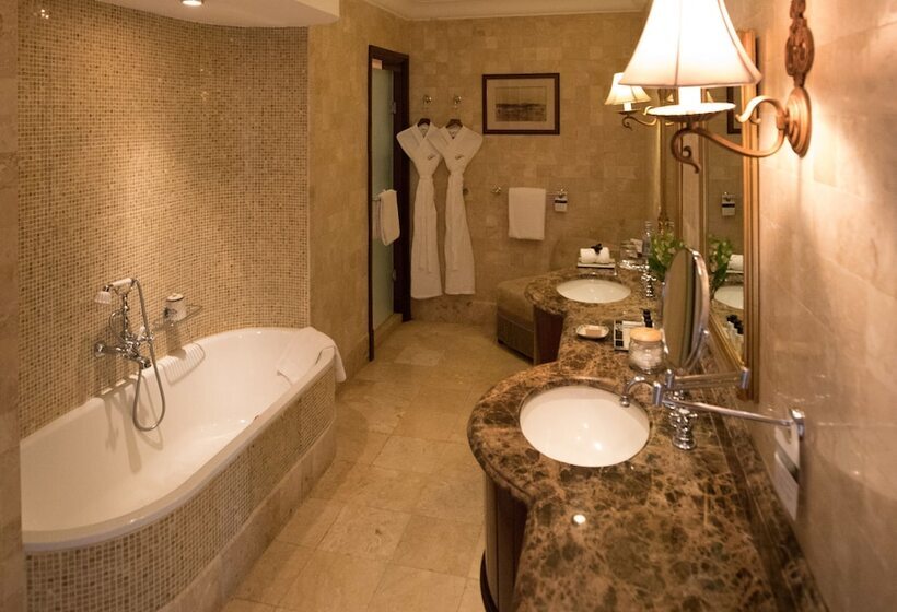 سوییت, Fairmont Mount Kenya Safari Club