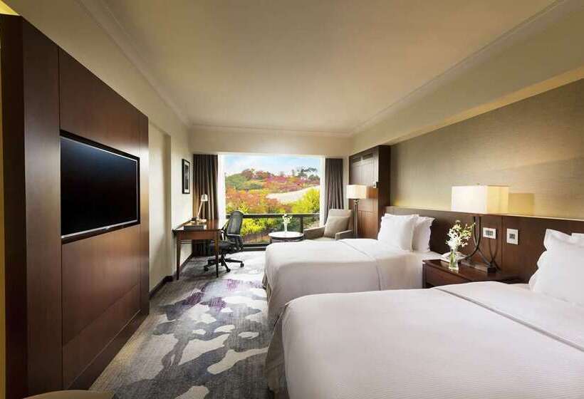 Номер Deluxe Вид на Горы, Millennium Hilton Seoul