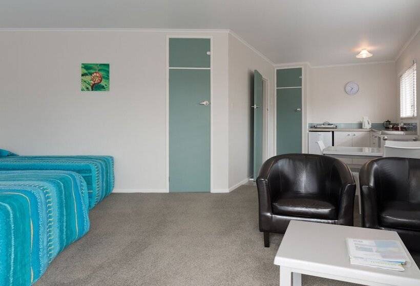 Студия Стандарт, Averill Court Motel