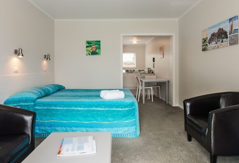 Студия Deluxe, Averill Court Motel