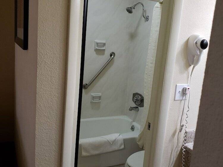 اتاق استاندارد با 2 تخت دوبل, Airport Inn