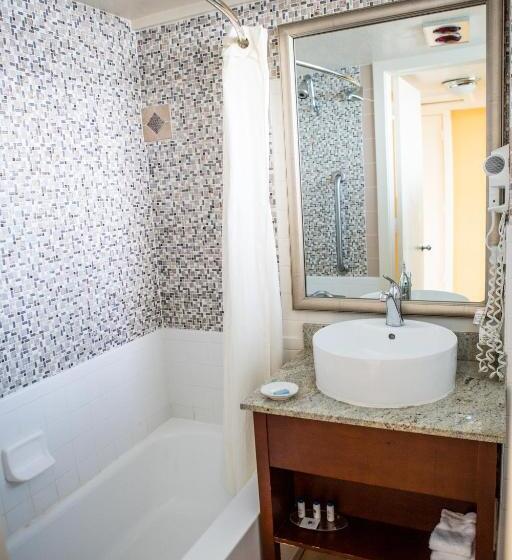 발코니가 있는 스위트, Best Western Plus Yacht Harbor Inn